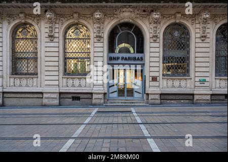 Montpellier, Occitanie, Francia, 12 28 2022 - facciata decorata dell'ufficio bancario BNP Paribas Foto Stock