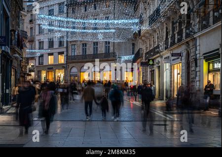 Montpellier, Occitanie, Francia, 12 28 2022 - persone a piedi nella strada dello shopping del centro della città di notte Foto Stock