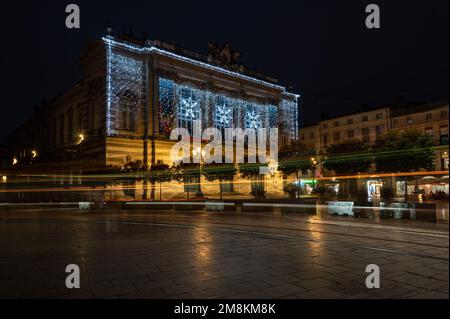 Montpellier, Occitanie, Francia, 12 28 2022 - l'opera e teatro sala di notte con i percorsi luminosi di un tram Foto Stock