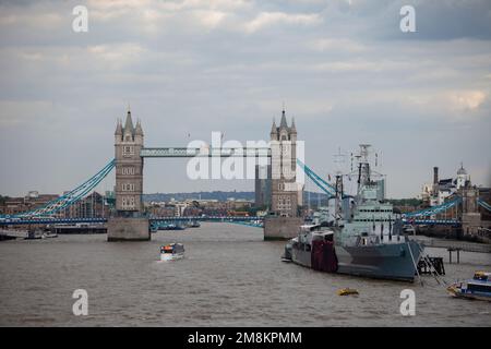 Londra regno unito 08 settembre 2013 Vista del fiume HMS Belfast, con il Tower Bridge sullo sfondo Foto Stock