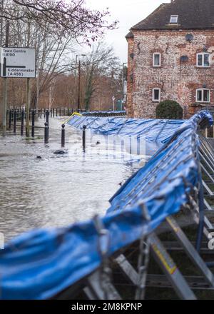 Bewdley, Regno Unito. 14th gennaio 2023. Sabato sera i lavoratori dell'Agenzia dell'ambiente si fermano a tutte le fermate per garantire la sicurezza e la protezione continua dei residenti e delle aziende di Bewdley. Mentre l'alluvione del fiume Severn del Worcestershire raggiunge livelli pericolosi, il team di gestione delle alluvioni dell'Environment Agency sa che è ora il momento cruciale per installare le barriere finali. Questo è tutto - sono alla loro massima altezza. Credit: Lee Hudson/Alamy Live News Foto Stock