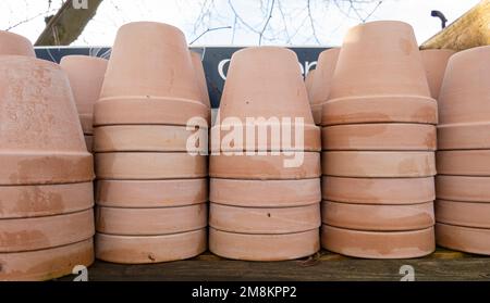 Pile di vari vasi di terracotta per piante in vendita presso un negozio di giardino. Foto Stock