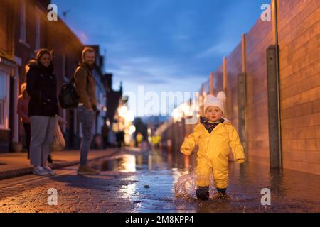 Bewdley, Regno Unito. 14th gennaio 2023. Con l'acqua del fiume Severn gonfio che scorre a livelli pericolosamente-alti sull'altro lato delle barriere, la gente di Bewdley sono incredibilmente grati che le difese di protezione dalle inondazioni consentono loro l'opportunità di continuare la loro vita come normale, la sicurezza al loro fianco.. anche il tempo di godere di un tuffo nel tuo wellies! Credit: Lee Hudson/Alamy Live News Foto Stock