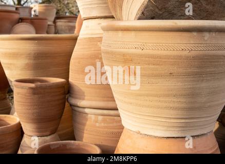 Pile di vari vasi di terracotta per piante in vendita presso un negozio di giardino. Foto Stock