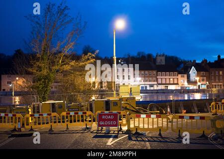 Bewdley, Regno Unito. 14th gennaio 2023. Sabato sera i lavoratori dell'Agenzia dell'ambiente si fermano a tutte le fermate per garantire la sicurezza e la protezione continua dei residenti e delle aziende di Bewdley. Mentre l'alluvione del fiume Severn del Worcestershire raggiunge livelli pericolosi, il team di gestione delle alluvioni dell'Environment Agency sa che è ora il momento cruciale per installare le barriere finali. Questo è tutto - sono alla loro massima altezza. Credit: Lee Hudson/Alamy Live News Foto Stock