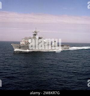 Una vista aerea di prua del porto anfibio nave di sbarco USS OAK HILL (LSD-51) in corso durante il completamento del costruttore e le prove in mare. Nazione: Golfo del Messico Foto Stock