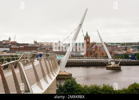 8 luglio 2013 il famoso Ponte della Pace che attraversa il fiume Bann unendo il lato protestante alla città cattolica a Londonderry nel nord i Foto Stock