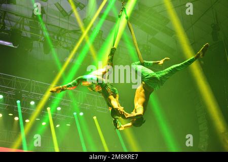 Leon, Messico. 13 gennaio 2023. Ballerini volanti a Disney Myst Be our Guest show prima su Feria de Leon 2023. Credits: Juan Jose Valdez / JVMODEL Credit: JVMODEL/Alamy Live News Foto Stock