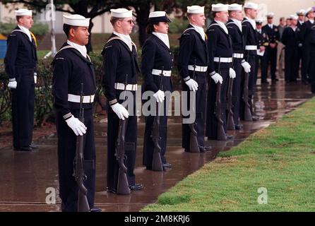La guardia d'onore della Naval Air Station Miramar, con i fucili del calibro M-14 .308 ai loro lati, è in piedi all'attenzione prima di un saluto di pistola per LT. CDR. J. Stacy Bates e LT. Graham Alden Higgins al di fuori DELLA CAPPELLA COMMEMORATIVA DELL'AIRMAN durante un servizio commemorativo per gli aviatori. Bates e Higgins, attaccati a Fighter Squadron Two One Three (VF-213), sono morti quando gli aerei F-14 Tomcat che volavano si sono schiantati vicino a Nashville, Tennessee, mentre tornavano da un volo di fondo il 29 gennaio 1996. Base: Naval Air Station, San Diego Stato: California (CA) Paese: Stati Uniti d'America (USA) Foto Stock