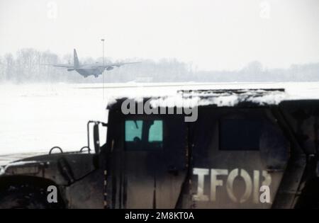 Un 50th Airlift Squadron, Little Rock Air Force base, Arkansas, C-130H3 Hercules atterra alla base portando in forniture e altri carichi a sostegno DI ATTIVITÀ CONGIUNTE. Oggetto/Serie: IMPRESA COMUNE base: Tuzla base aerea Paese: Bosnia-Erzegovina (BIH) Foto Stock