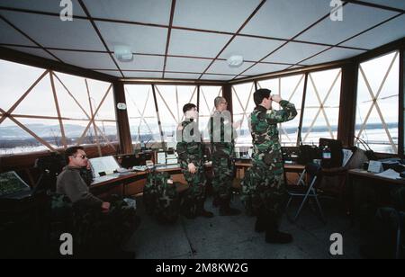 I controllori del traffico aereo, il sergente dell'aeronautica degli Stati Uniti John A. Jesse, 86th Operations Support Squadron (OSS), Ramstein Air base, Germania; il sergente dell'USAF Samuel A. D'Urso, III, 48th OSS, RAF Lakenheath, Regno Unito; USAF SENIOR AIRMAN Jason F. Eckel, 86th OSS, Ramstein Air base, Germania e USAF Colonel Neal Patton, Commander, 410th Air base Group (provvisorio) nella torre di controllo del traffico aereo di Tuzla Air base Bosnia-Erzegovina. Base: Tuzla Air base Paese: Bosnia and/Erzegovina (BIH) Foto Stock