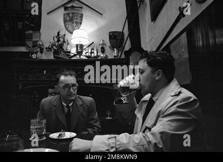 Tony Bath e Joe Morschauser, originatori di gioco da tavolo, 1963. Il pub era a Southampton, ma l'esatto pub non è noto Foto Stock