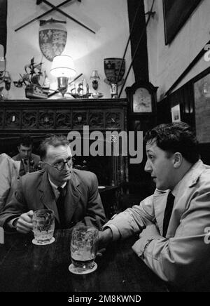 Tony Bath e Joe Morschauser, originatori di gioco da tavolo, 1963. Il pub era a Southampton, ma l'esatto pub non è noto Foto Stock