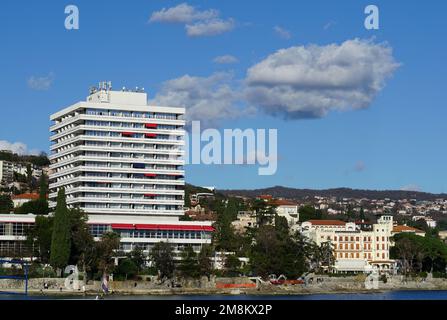 Opatija, Croazia, 14th gennaio 2023. L'alto grattacielo dell'Ambasador Hotel nella città turistica croata di Opatija nelle giornate di sole Foto Stock