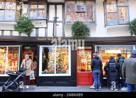 Negozio di Natale storico di Kathi Wohlfahrt a Stonegate, nella città medievale di York, Regno Unito Foto Stock