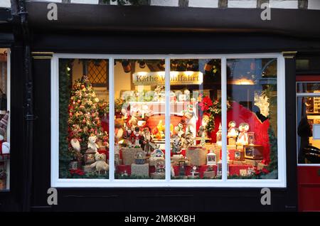 Negozio di Natale storico di Kathi Wohlfahrt a Stonegate, nella città medievale di York, Regno Unito Foto Stock