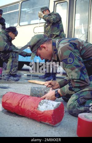 Membro del team Air Survey, STAFF SGT. Jeffrey S. Schneberger, 617th Civil Engineering Squadron, Ramstein Air base, Germania, identifica i campioni principali della flightline che sono stati raccolti utilizzando il Pentrometro a cono dinamico presso la base aerea di Kogalniceanu, Constanta, Romania. Su richiesta dei funzionari rumeni, il team di indagine sul campo aereo stabilirà se le basi rumene soddisfano gli standard statunitensi e NATO per l'utilizzo in operazioni ed esercitazioni. Base: Kogalniceanu Air base Stato: Constanta Paese: Romania (ROM) Foto Stock