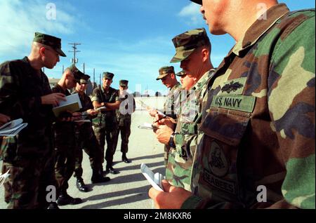 Gli ufficiali più importanti del Battaglione Navale per la costruzione di mobili uno-tre-tre (NMCB-133) prendono appunti durante un briefing da parte del loro ufficiale in carica mentre l'unità si prepara a schierarsi in Bosnia per partecipare alla missione di mantenimento della pace. NMCB-133 è quello di costruire città tenda per le forze americane. Soggetto operativo/Serie: BASE COMUNE DI ATTIVITÀ: Stazione navale, Rota Paese: Spagna (ESP) Foto Stock