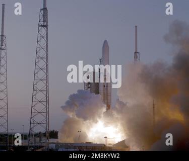 L'aeronautica degli Stati Uniti ha lanciato con successo un Titan IV/Centaur dal complesso di lancio 41 alla stazione aerea di Cape Canaveral, Florida. Il primo lancio di Titan per il 1996 è decollato alle 7:37, EDT. Base: Cape Canaveral Air Force Station Stato: Florida (FL) Paese: Stati Uniti d'America (USA) Foto Stock