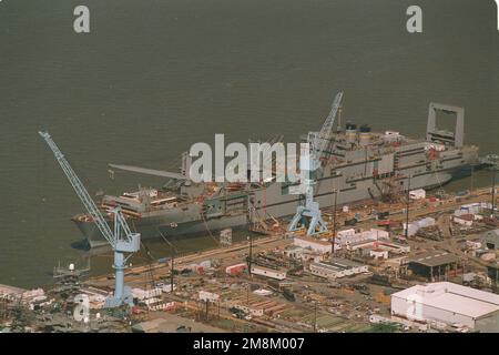 Vista aerea di prua del comando militare Sealift (MSC) nave da trasporto veicolo USNS GILLILAND (T-AKR-298) in fase di conversione al punto di attracco 1 presso la Newport News Shipbuilding e Drydock Corporation Shipyyyard. Base: James River Stato: Virginia (VA) Nazione: Stati Uniti d'America (USA) Foto Stock