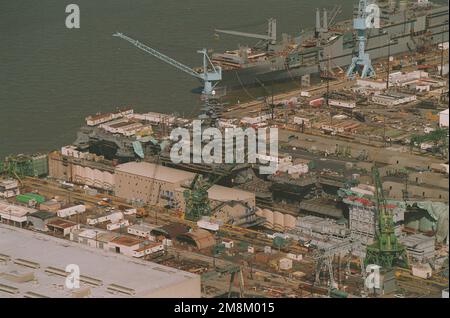 Vista laterale a dritta della portaerei a energia nucleare USS DWIGHT D. EISENHOWER (CVN-69) nella darsena 11 presso la Newport News Shipbuilding e Drydock Corporation. L'IKE sta subendo un'ampia revisione, ma sarà rientrata nella flotta nel corso di quest'anno. Sullo sfondo è la nave MSC per il trasporto di veicoli USNS GILLILAND (T-AKR-298) in fase di conversione al momento di installare l'ormeggio uno. Base: James River Stato: Virginia (VA) Nazione: Stati Uniti d'America (USA) Foto Stock