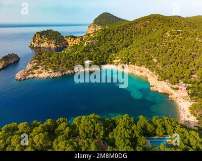 Vista aerea del drone di Cala Saladeta, isole di Ibiza, Spagna Foto Stock