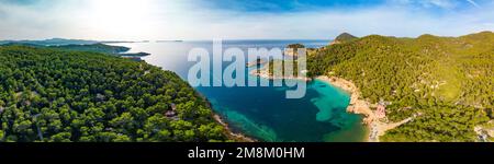 Vista aerea del drone di Cala Saladeta, isole di Ibiza, Spagna Foto Stock