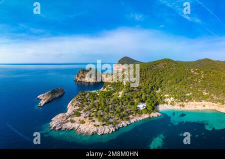 Vista aerea del drone di Cala Saladeta, isole di Ibiza, Spagna Foto Stock
