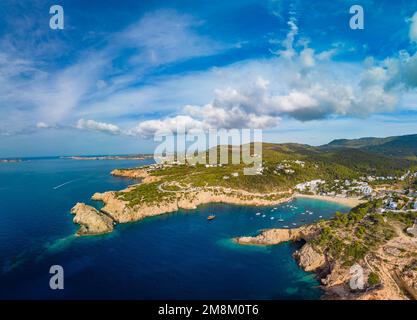 Vista aerea del drone di Cala Vadella, isole di Ibiza, Spagna Foto Stock