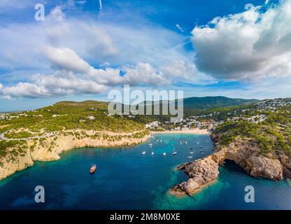 Vista aerea del drone di Cala Vadella, isole di Ibiza, Spagna Foto Stock