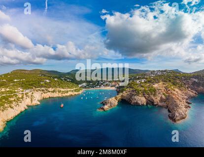 Vista aerea del drone di Cala Vadella, isole di Ibiza, Spagna Foto Stock
