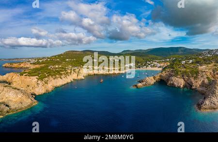 Vista aerea del drone di Cala Vadella, isole di Ibiza, Spagna Foto Stock