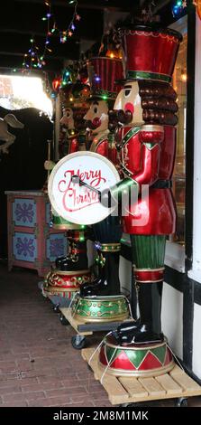 Una fila di soldati giocattolo alti, vestiti con uniformi rosse e verdi, con cappelli di alto livello e un tamburo che danno il piacere delle vacanze durante Julefest, Solvang, CA. Foto Stock