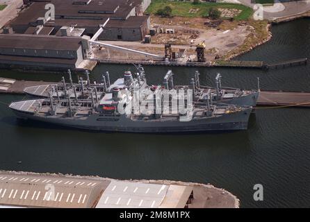 Vista aerea a dritta del comando militare di Sealift (MSC) navi da carico noleggiate CAPO ANN (T-AK-5009) e CAPO AVINOF (T-AK-5013) come parte della forza di riserva pronta (RRF). Queste navi potrebbero essere pronte per essere messe in servizio entro cinque giorni in caso di emergenza nazionale. Base: Baltimore Harbor Stato: Maryland (MD) Paese: Stati Uniti d'America (USA) Foto Stock