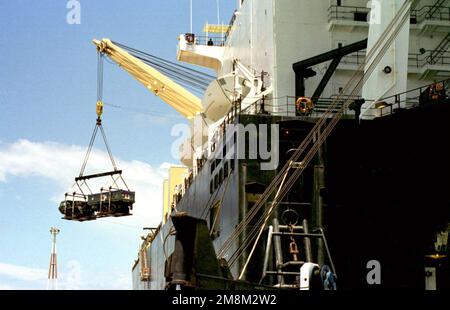 Un sistema LVS (Logistics Vehicle System) viene scaricato dalla nave di preposizionamento marittima (MPS), 2nd LT. Giovanni P. Bobo. Si tratta di un esercizio della II forza espeditativa marina (MEF) che include lo scarico e il carico di un'unità espeditativa marina (MEU) e di un ingranaggio. L'esercizio si svolge sotto la guida di Brig. GEN. Martin R. Berndt, vice comandante, forze marine statunitensi, Atlantico. Soggetto operativo/Serie: AGILE SWORD '96 base: NAS, Roosevelt Roads Stato: Puerto Rico (PR) Paese: Stati Uniti d'America (USA) Foto Stock