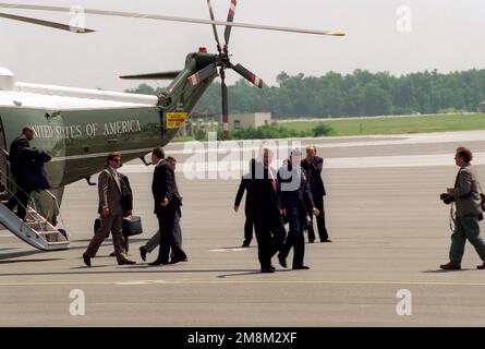 Il presidente William Jefferson Clinton si fa un'onda agli spettatori mentre è scortato dall'elicottero presidenziale, Marince One, all'Aeronautica militare uno dal generale Brigadier Gary A. Voellger, comandante dell'Ala del sollevatore aereo 437th, base dell'aeronautica di Charleston. Il presidente è tornato di recente da Greeleyville, SC, dopo aver visitato una chiesa rurale nera che è stata distrutta da un figlio un anno fa. Base: Charleston Air Force base Stato: South Carolina (SC) Paese: Stati Uniti d'America (USA) Foto Stock