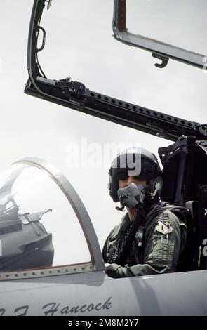 Il capitano Reid Murphy, un pilota F-15 Eagle del 159th Fighter Group di New Orleans, LOUISIANA, nell'abitacolo del suo aereo, attende il segnale del suo capo equipaggio per avviare i motori per volare un altro sortie durante il Roving Sands '96, Il più grande esercizio annuale di addestramento congiunto per la difesa aerea dell'esercito americano. Soggetto operativo/Serie: ROVING SANDS '96 base: Cannon Air Force base Stato: New Mexico (NM) Paese: Stati Uniti d'America (USA) Foto Stock