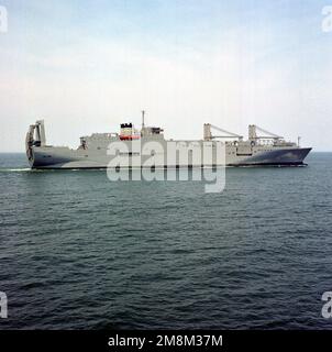 Una vista aerea a dritta del comando militare Sealift (MSC) nave da trasporto veicolo USNS Gordon (T-AKR-296) in corso di prove in mare. Paese: Oceano Atlantico (AOC) Foto Stock