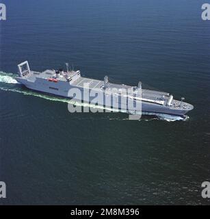 Vista laterale a dritta aerea della nave da trasporto veicolo USNS Gordon (T-AKR-296) del Military Sealift Command (MSC) in corso ad alta velocità durante le prove a pieno potere. Paese: Oceano Atlantico (AOC) Foto Stock