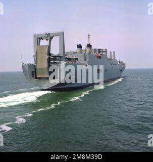 Vista laterale a dritta della nave da trasporto USNS Gordon (T-AKR-296) del comando militare di Sealift (MSC) in corso di prove di potenza. Paese: Oceano Atlantico (AOC) Foto Stock