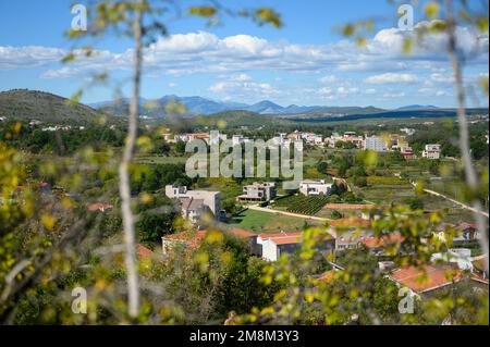 Il vilaggio di Medjugorje come visto dal livello del secondo mistero gioioso sul Monte Podbrdo (la collina dell'apparizione). Foto Stock