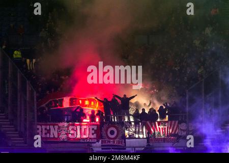 Paesi Bassi. 14th Jan, 2023. HERENVEEN - sostenitori dell'AZ durante la partita di campionato olandese tra sc Heerenveen e AZ allo stadio Abe Lustra il 14 gennaio 2023 a Heerenveen, Paesi Bassi. ANP ed VAN DE POL Credit: ANP/Alamy Live News Foto Stock