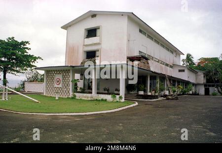 Una vista dell'entrata lato sud della residenza degli ambasciatori degli Stati Uniti a Monrovia, Liberia, con posizioni difensive marine visibili. Durante l'operazione RISPOSTA ASSICURATA Marines dal 2nd Marine Expeditionary Unit (MEU) Camp Lejeune, NC ha rilevato la missione di sicurezza presso l'ambasciata. Subject Operation/Series: ASSURED RESPONSE base: AMBASCIATA DEGLI STATI UNITI, Monrovia Paese: Liberia (LBR) Foto Stock