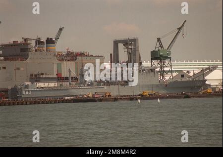 Un quarto di vista starbaord della nave di atterraggio cisterna smantellata MANITOWOC (LST-1160) in fase di revisione presso il cantiere navale Newport News Shipbuilding & Drydock Corporation. Il MANITOWOC è in fase di vendita alla Marina di Taiwan. Base: James River Stato: Virginia (VA) Nazione: Stati Uniti d'America (USA) Foto Stock