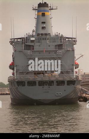 Una vista a poppa della flotta militare di comando Sealift USNS LARAMIE (T-AO-203) legato al molo Naval Supply Depot presso la base navale di Norfolk. Il LARAMIE è il 16th e ultimo della classe Henry J. Kaiser ad essere completato. LARAMIE, insieme a USNS PATUXENT (T-A0-201) e USNS RAPPAHANNOCK (T-AO-204) sono uniche nel loro genere in quanto hanno due scafi a fondo per la protezione dell'ambiente. Base: Hampton Roadstead Stato: Virginia (VA) Nazione: Stati Uniti d'America (USA) Foto Stock