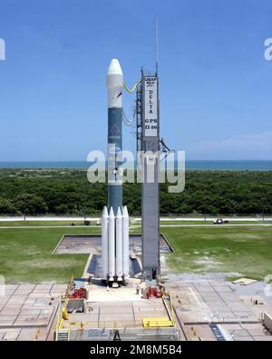 Un veicolo Space Launch McDonnell Douglas Delta II si trova sul complesso 17A in attesa del lancio con il satellite Global Position System 11-26 (GPS 11-26), Un payload del Dipartimento della Difesa. Base: Cape Canaveral Air Force Station Stato: Florida (FL) Paese: Stati Uniti d'America (USA) Foto Stock