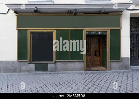 Camera vintage con cornice in legno dorato e pannelli verdi e porta frontale in legno Foto Stock