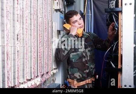 SENIOR AIRMAN John Cross, del 61st Communications Squadron, 61st Air base Group, ripara le linee telefoniche presso la base dell'aeronautica militare di Los Angeles, California. Base: Los Angeles Air Force base Stato: California (CA) Paese: Stati Uniti d'America (USA) Foto Stock