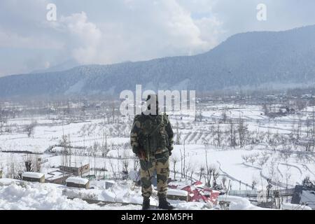 Srinagar, India. 14th Jan, 2023. (1/14/2023) una truppa paramilitare indiana è in guardia dopo una forte nevicata nella zona di Baramulla, Kashmir. Le autorità di Jammu e Kashmir hanno lanciato un avvertimento a valanga per 10 distretti che hanno assistito a nevicate da moderate a pesanti nelle ultime 48 ore. (Foto di Sajad Hameed/Pacific Press/Sipa USA) Credit: Sipa USA/Alamy Live News Foto Stock