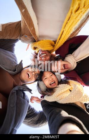 Ritratto verticale di un gruppo di studenti sono insieme, felice e sorridente guardando la fotocamera Foto Stock